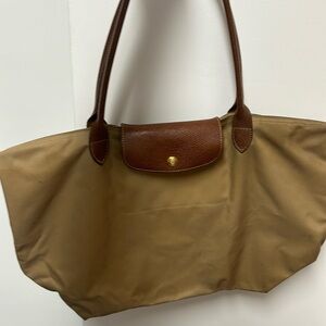 Tan longchamp tote.